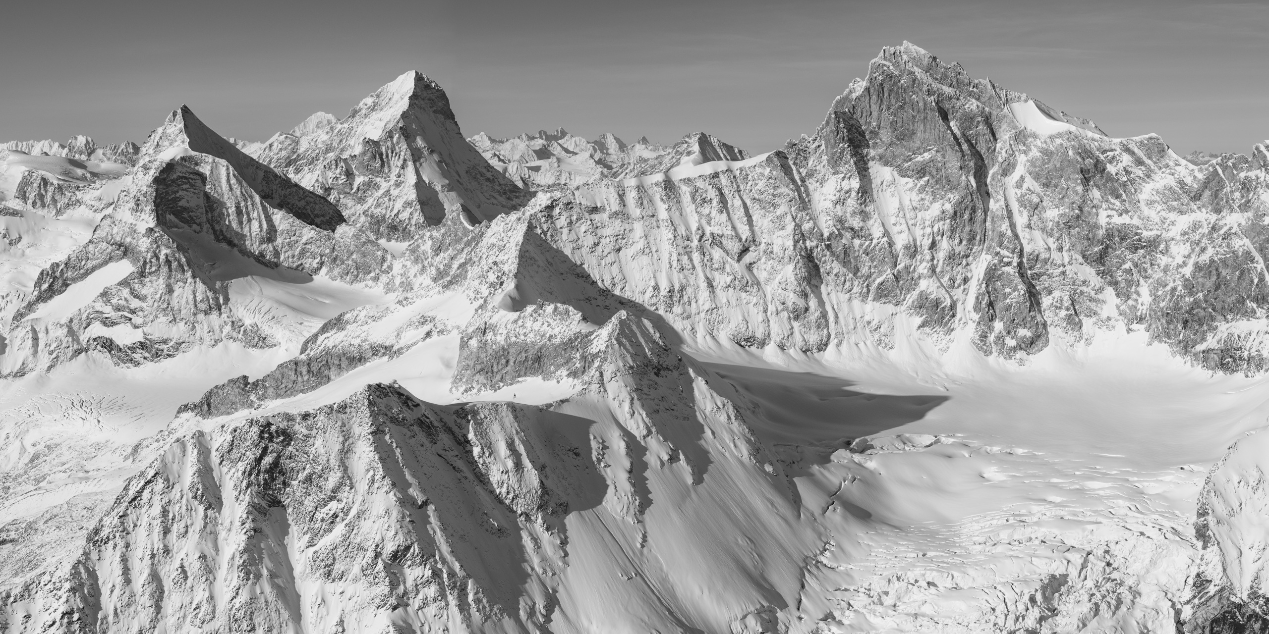 Vue panoramique de montagne en noir et blanc - Vue sur le Zinalrothorn, Obergabelhorn et Dent Blanche.