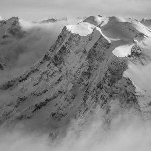 alpes bernoises panorama : photo panoramique noir et blanc des montagnes suisses