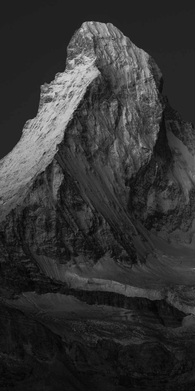 The Matterhorn Matterhorn - Landschaftsbild von einem felsigen, schneebedeckten Berg in den Alpen der Schweiz in schwarz-weiß - Vertikaler Berg