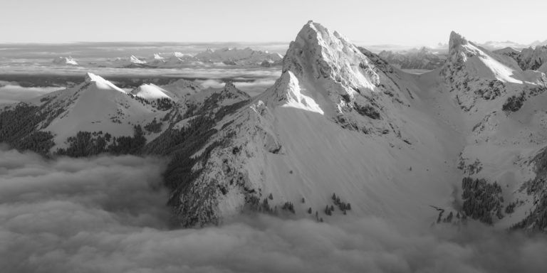 Foto von Dent d&#039;Oche im Winter. Blick auf die Dent d&#039;Oche und Château d&#039;Oche.