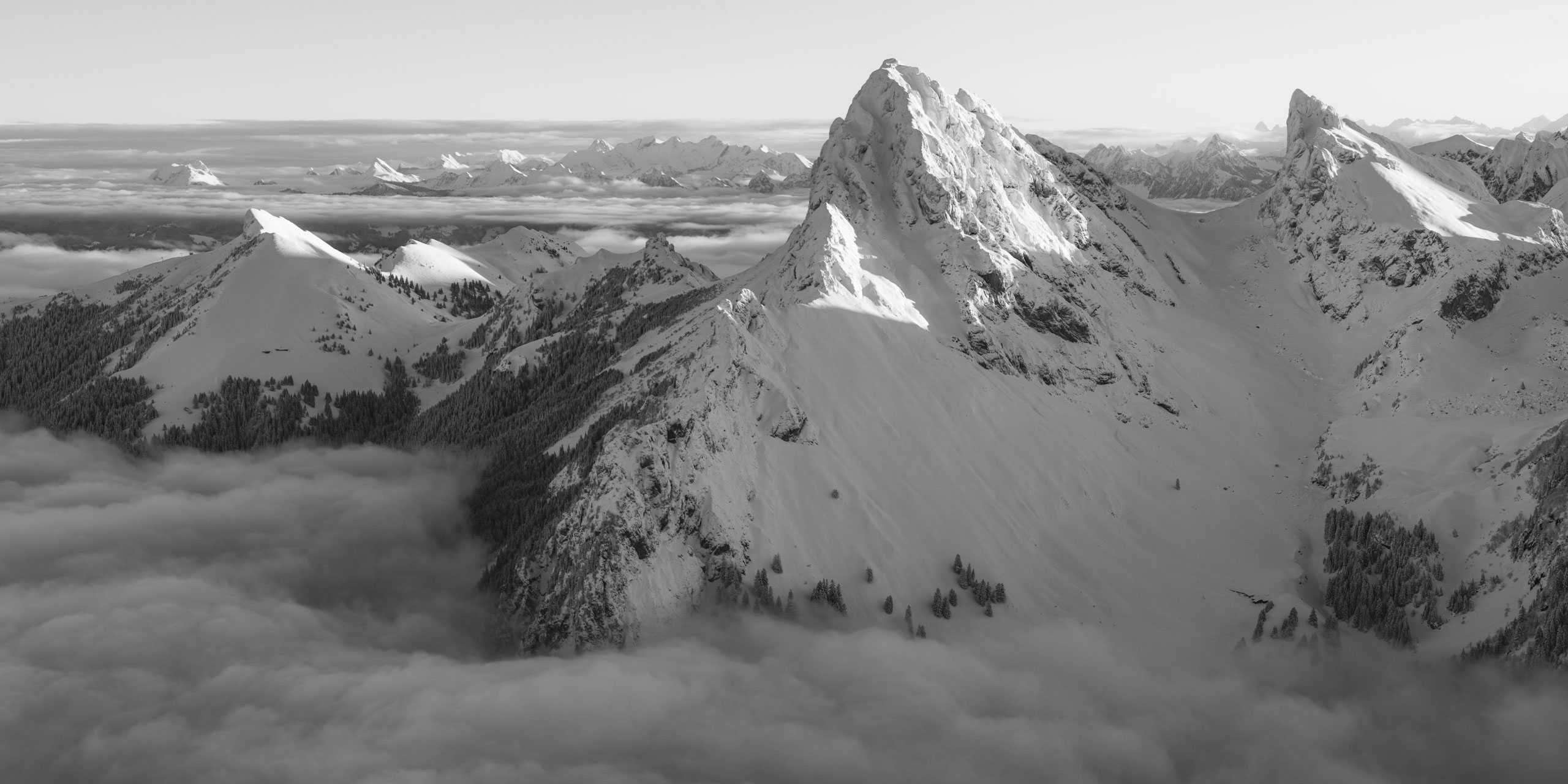 Photo de la Dent d'Oche en hiver. Vue sur la Dent d'Oche et Château d'Oche.