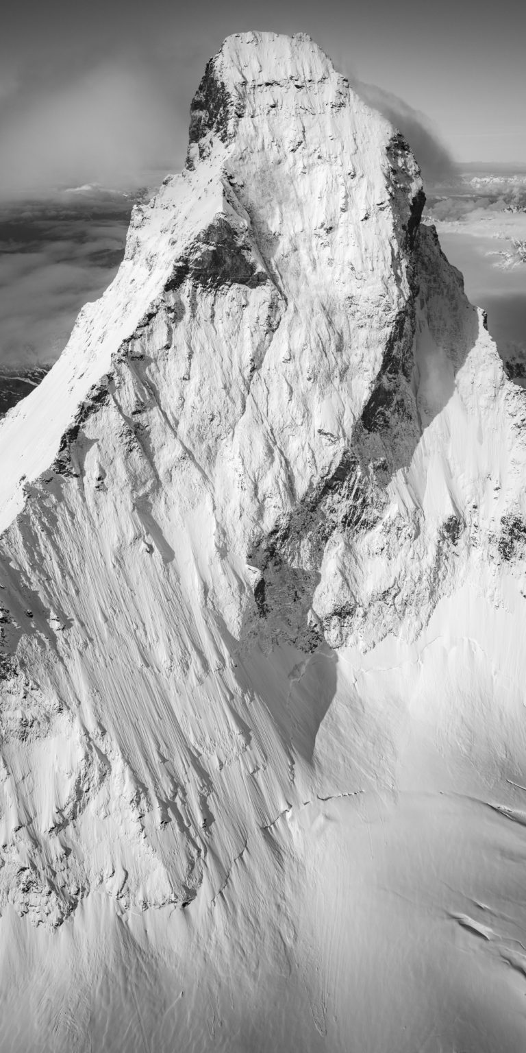 Schwarz-Weiß-Foto von The Matterhorn. Schönes Bild von der Nordwand des Matterhorns. Foto des emblematischen Berges der Schweiz.