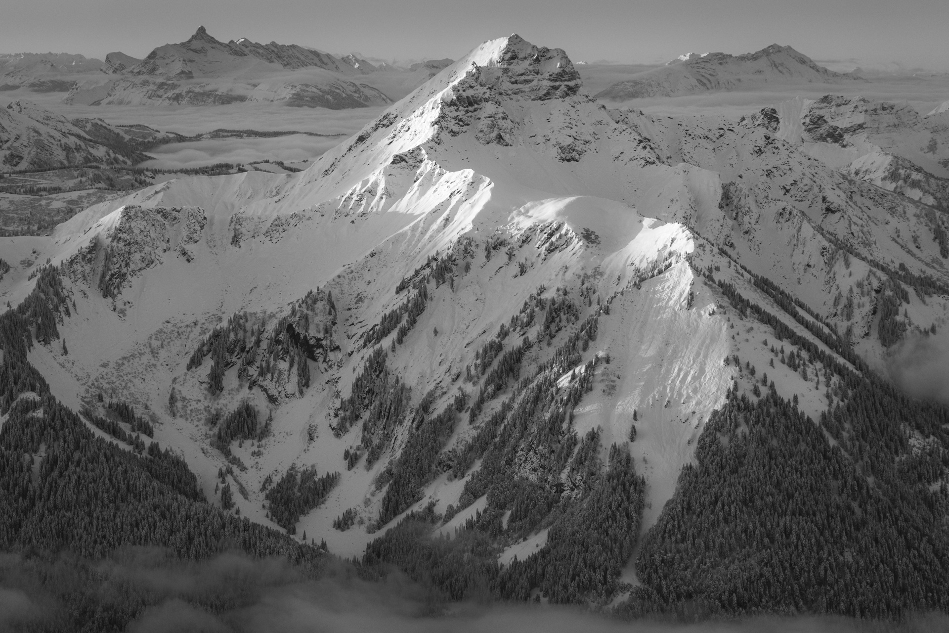 Photographie du Mont de Grange. Lever de soleil sur le Mont de Grange en hiver. Photo Châtel en hiver.