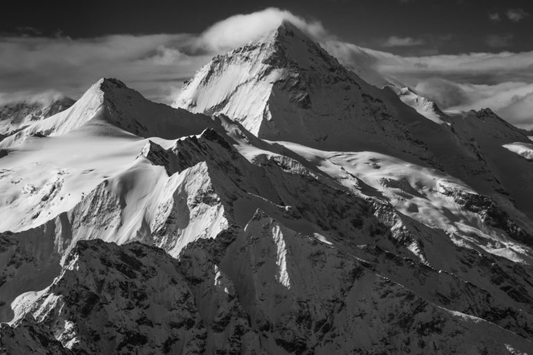 Schwarz-Weiß-Foto von Dent Blanche - Foto der Alpenkönigin - Foto Dent Blanche und Grand Cornier - Gratverkettung Tsa de l'Ano, Mourti, Bricola und die Dent Blanche