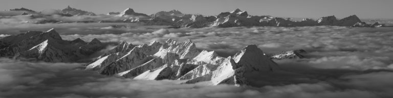 Black and white panorama of the Fribourg pre-Alps and Chablais - Photo Dent de Lys