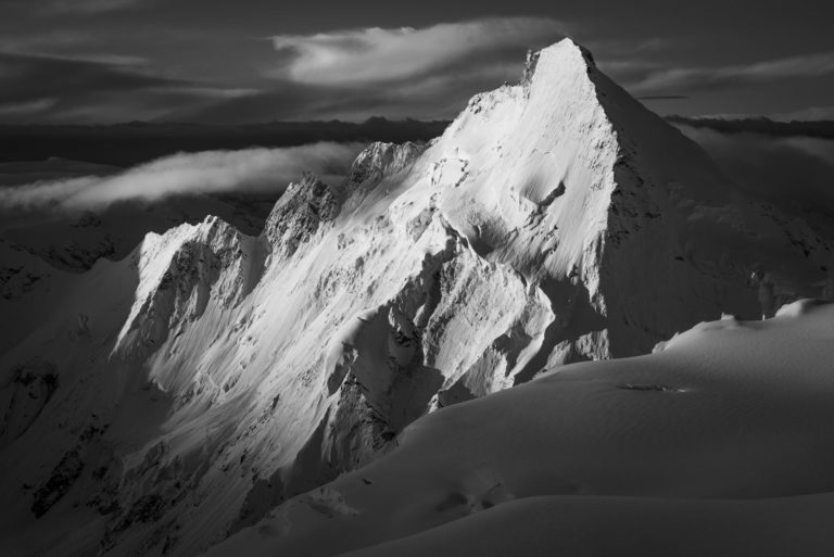 Schwarz-weißes Bergfoto von der Dent d&#039;Hérens - Sonnenaufgang auf der Dent d&#039;Hérens - Schönes Bergfoto - Berglandschaft - Bergkunstgalerie