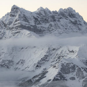 Photographie panoramique des Dents du Midi. Lever de soleil hivernal sur les Dents du midi.