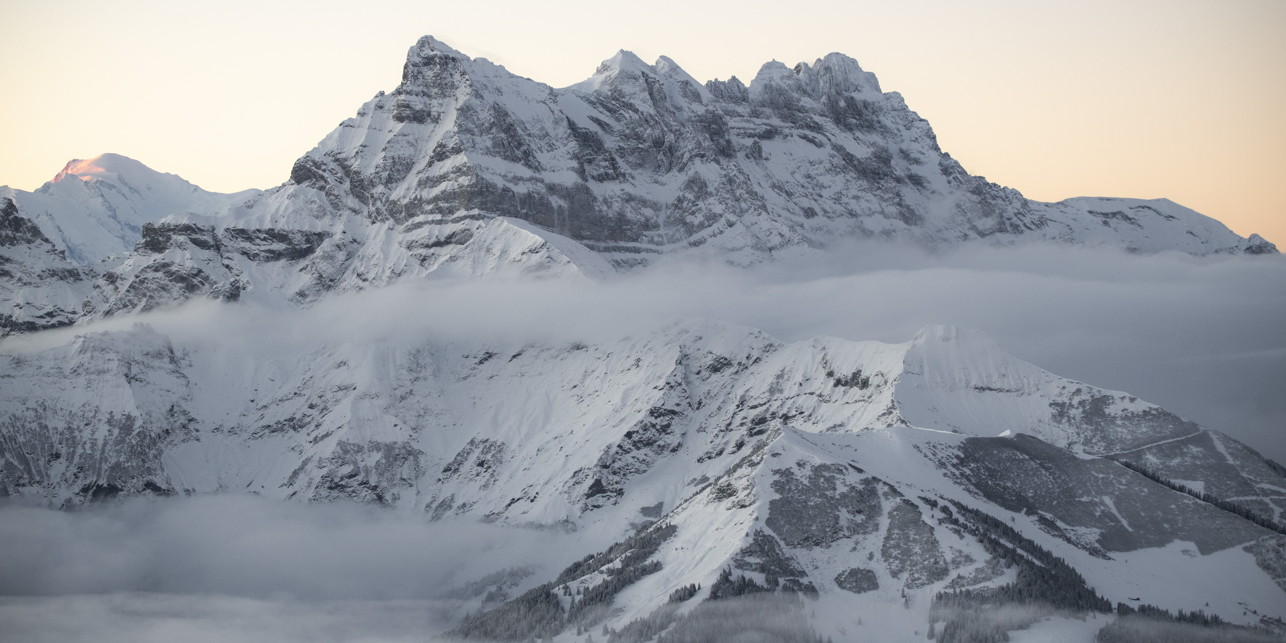 Photographie panoramique des Dents du Midi. Lever de soleil hivernal sur les Dents du midi.