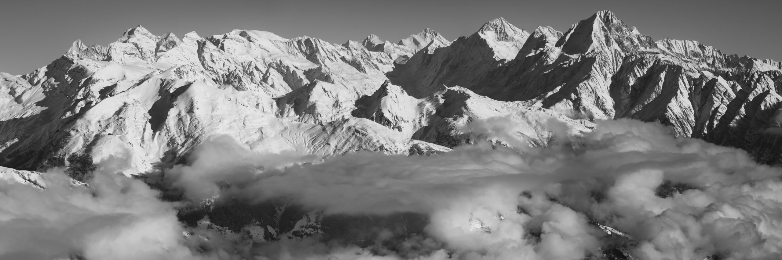 Photo panorama noir et blanc de Leukerbad - Image panoramique des alpes bernoises. Vue sur les pistes de Leukerbad(Torrenthorn) - Leukerbad ski