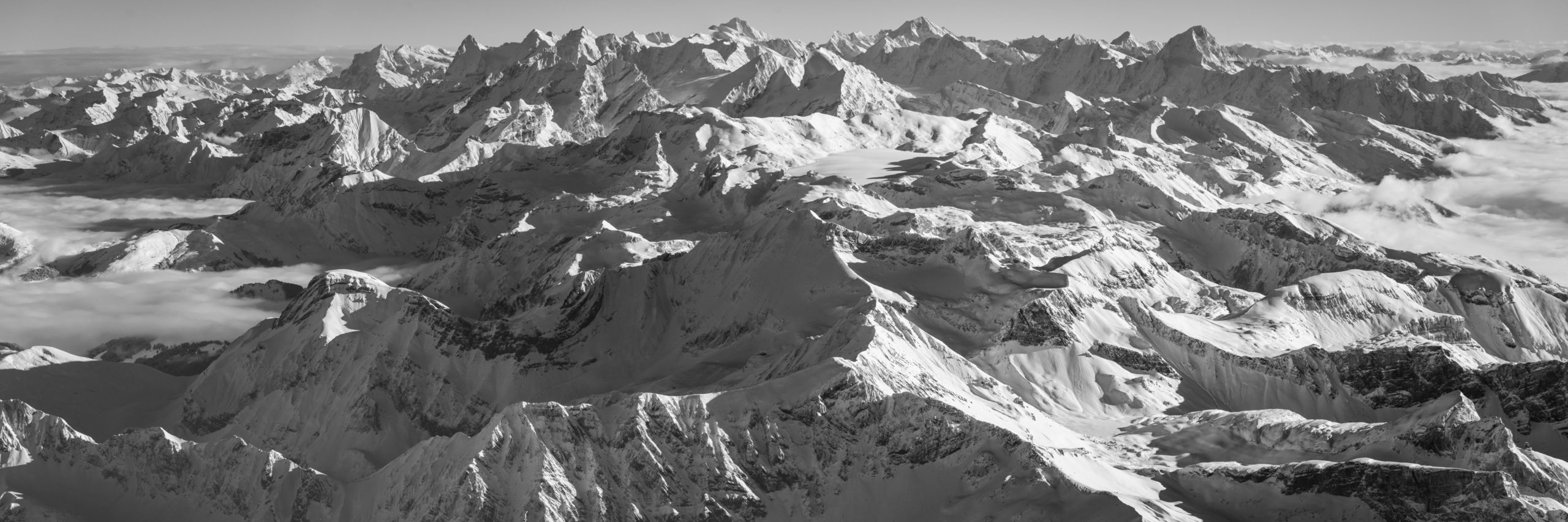 Panoramafoto der Berner Alpen - Blick von Les Diablerets (Glacier 3000) auf die Berner Alpen - Schwarz-Weiss-Foto der Nordalpen
