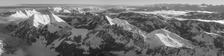 Panorama hivernal sur les préalpes fribourgeoises - Vue sur les montagnes des préalpes fribourgeoises enneigées