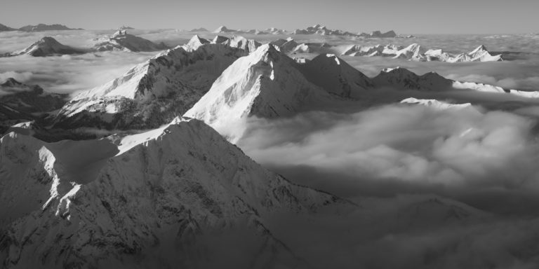 Panoramafoto der schneebedeckten Voralpen - Panorama der Voralpen mit den Gipfeln Hochmatt, Dent de Brenleire, Tour d&#039;Ai, Pointe Percée, Mont de Grange, Cornettes de Bise, Dent d&#039;Oche, Dent de Lys