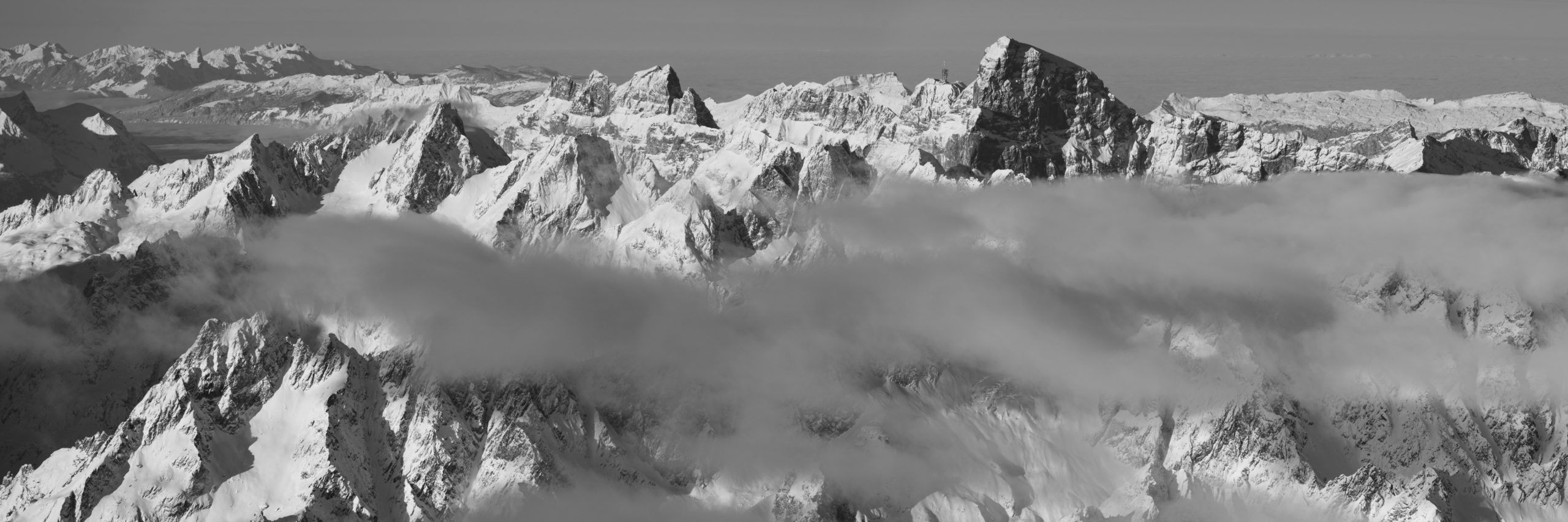Schwarz-Weiss-Fotografie des Titlis - Panoramablick auf den aus dem Nebel auftauchenden Titlisgipfel