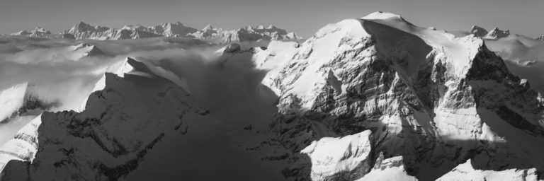 Photo panoramique du Toedi et des alpes bernoises - Vue sur le sommet du Toedi avec la mer de nuages avec les alpes bernoises et le Titlis.