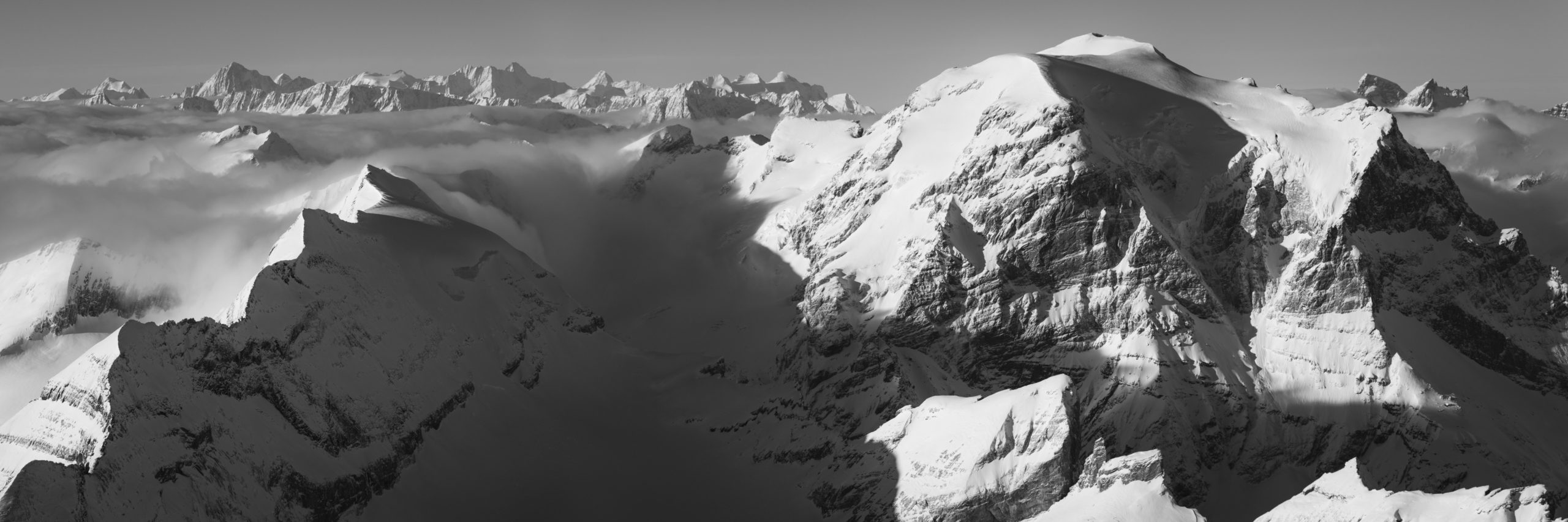 Photo panoramique du Toedi et des alpes bernoises - Vue sur le sommet du Toedi avec la mer de nuages avec les alpes bernoises et le Titlis.