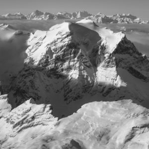 Black and white photo of summit of the Toedi - Photo alignment of the summit of the Toedi with the legendary summits of the bernese alps