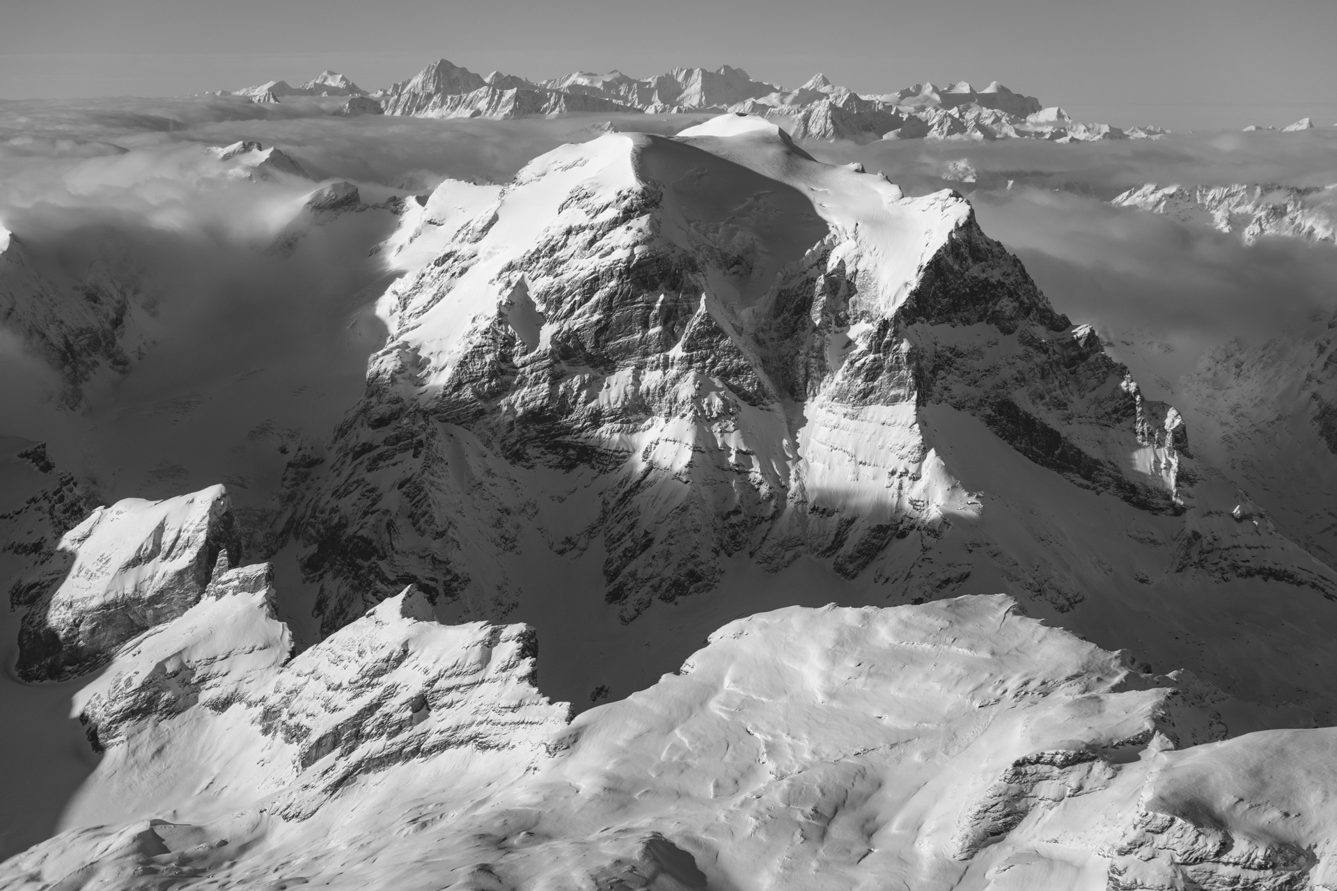 Photo noir et blanc du sommet du Toedi - Photo alignement du sommet du Toedi avec les sommets légendaires des alpes bernoises