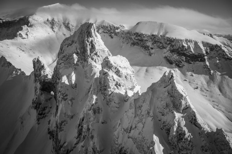 Porträt der Tschingelhörner von Flims - Blick auf die charakteristischen Gipfel der Tschingelhörner oberhalb von Flims nach einem Schneesturm - Schwarz-Weiss-Foto der Tschingelhörner von Flims