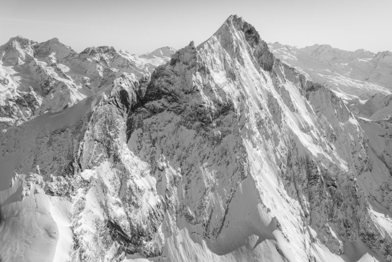 Schönes schwarz-weißes Bergfoto vom Weisshorn - Blick auf die Westwand des Weisshorns nach einem Wintersturm