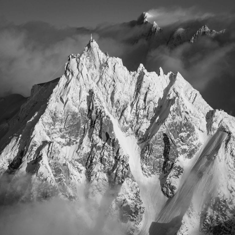 Bergfoto von Aiguille du Midi - Chamonix Luftaufnahme - Schwarzer Berg und Bank- Vereiste Seilbahn von Aiguille du Midi