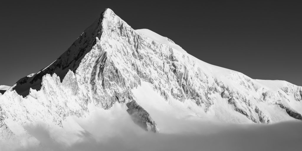 Photographie montagne noir et blanc Aletschhorn- Sommet qui sort de la mer de nuages