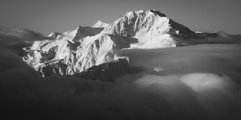 Photographie du Fletschhorn - Glaciers suspendus du Fletschorn - Montagne de Saas-Fee noir et blanc - Fletschorn face Est vu depuis la région d'Aletsch