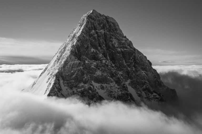 Fotografie des Schreckhorns - Blick auf einen der Giganten von Grindelwald, das Schreckhorn - Porträt des Gipfels, der aus dem Wolkenmeer herausragt.