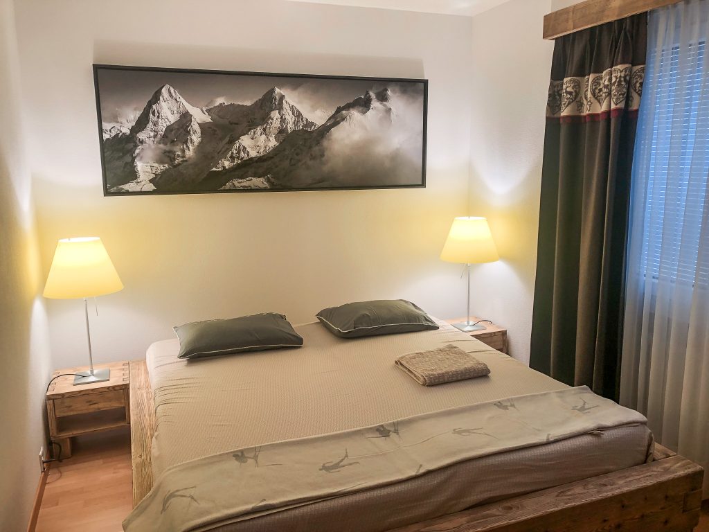 Dekoration einer renovierten Wohnung im Stil eines Bergchalets