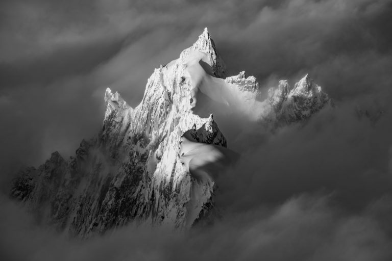 photo abstraite montagne noir et blanc