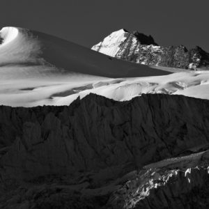 Foto von den Bergen oberhalb von Moiry. Blick auf den Gipfel von Les Bouquetins und den Grand Cornier. Schichtungen der Seracs und des Gletschers führen unseren Blick auf die hohen, schneebedeckten Gipfel.