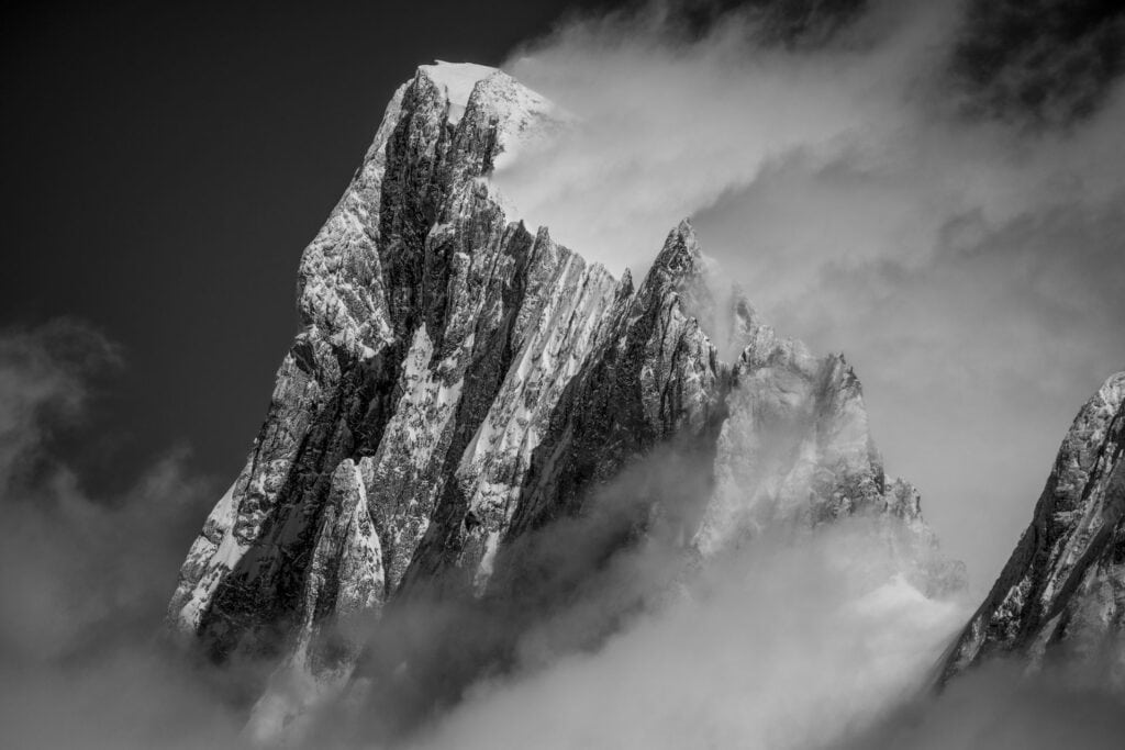 photo grandes jorasses - traversée des grandes jorasses en image - montagne en hiver enneigée - montagne célèbre de Chamonix - météo à chamonix nuageuse