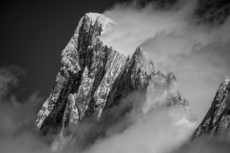 photo grandes jorasses - traversée des grandes jorasses en image - montagne en hiver enneigée - montagne célèbre de Chamonix - météo à chamonix nuageuse