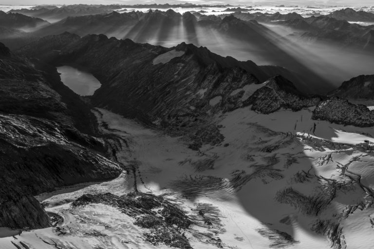 photo noir et blanc montagnes glacier et crevasses - oberaarhorn