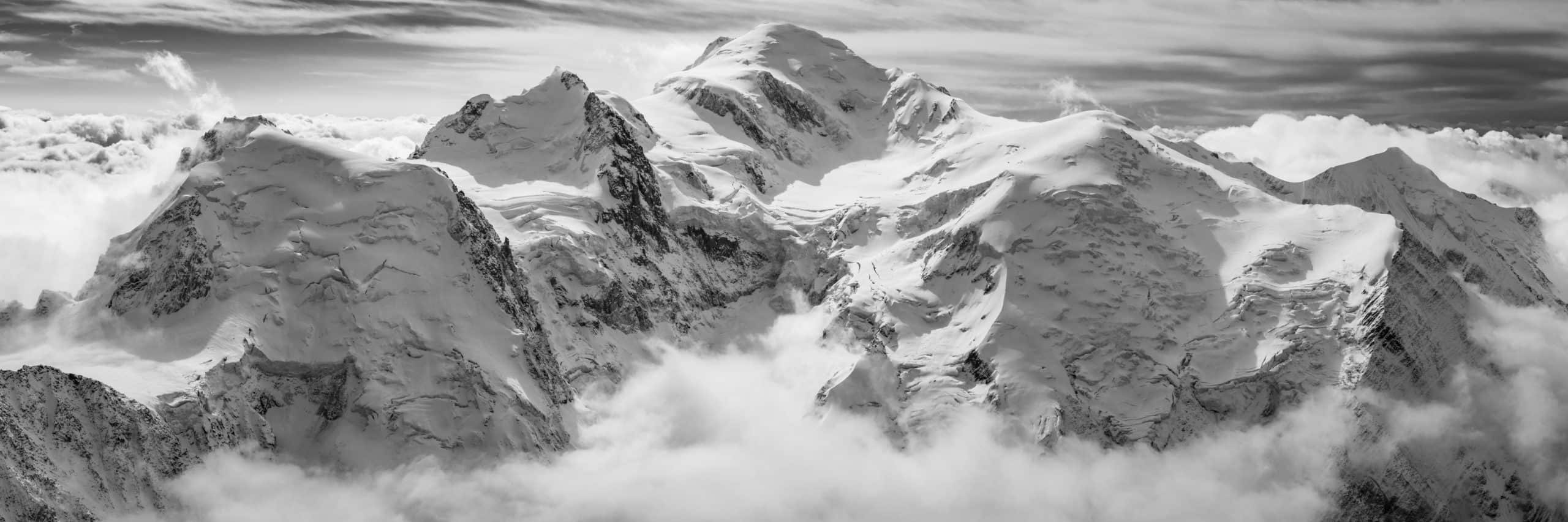 panorama exceptionnel sur le massif du mont blanc - photo panoramique noir et blanc