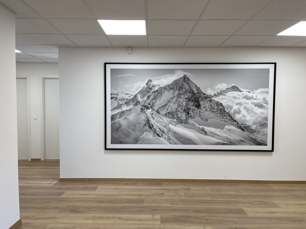 cadre photo montagne noir et blanc - décoration bureau professionnel