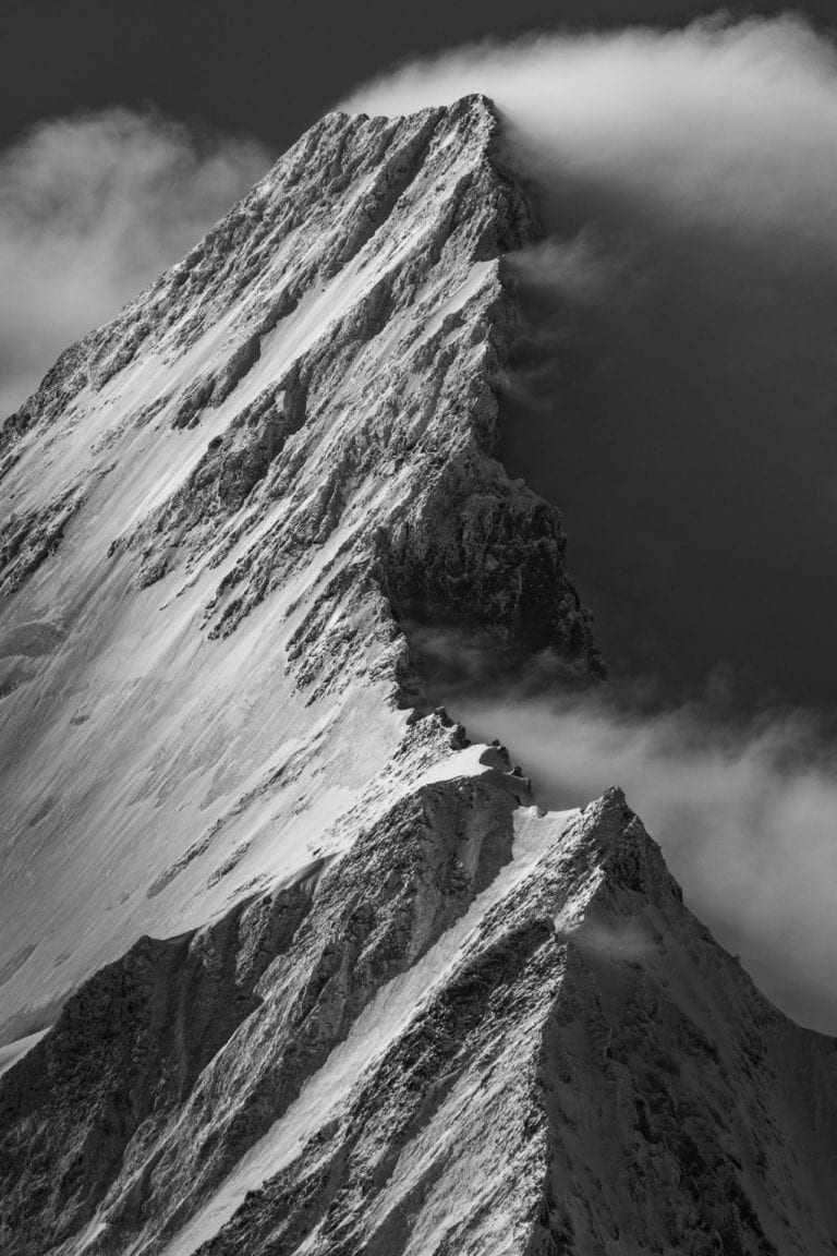 Portrait du Schreckhorn. Vue sur le Schreckhorn encore fumant après la tempête.