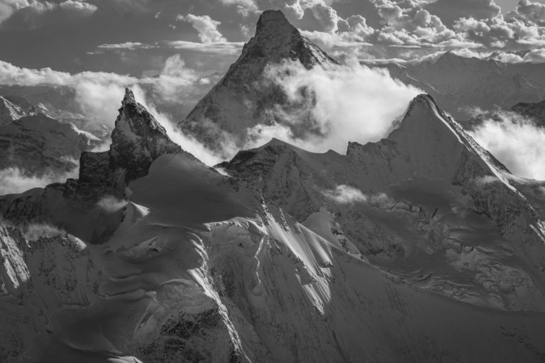 photo montagnes val d'anniviers et cervin - noir et blanc