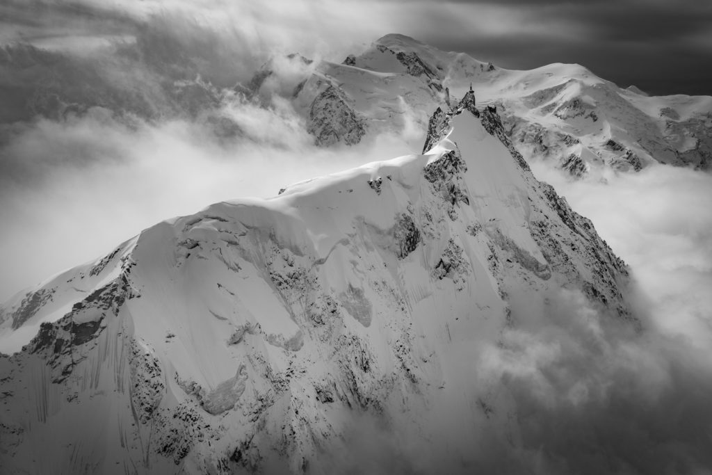 aiguille du midi - photo mont blanc chamonix - arrête de l'aiguille du midi chamonix - photo artistique chamonix mont blanc - météo nuage à chamonix