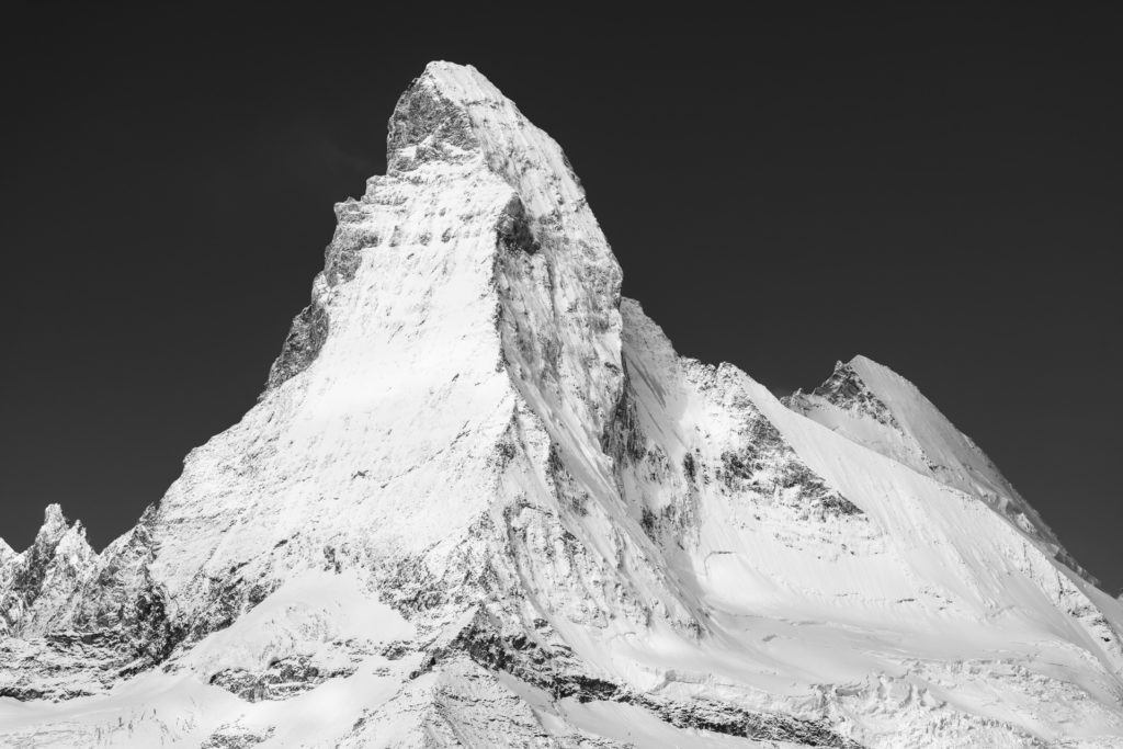 photo cervin noir et blanc - montagne enneigé - paysage de montagne noir et blanc en hiver - photo montagne de zermatt