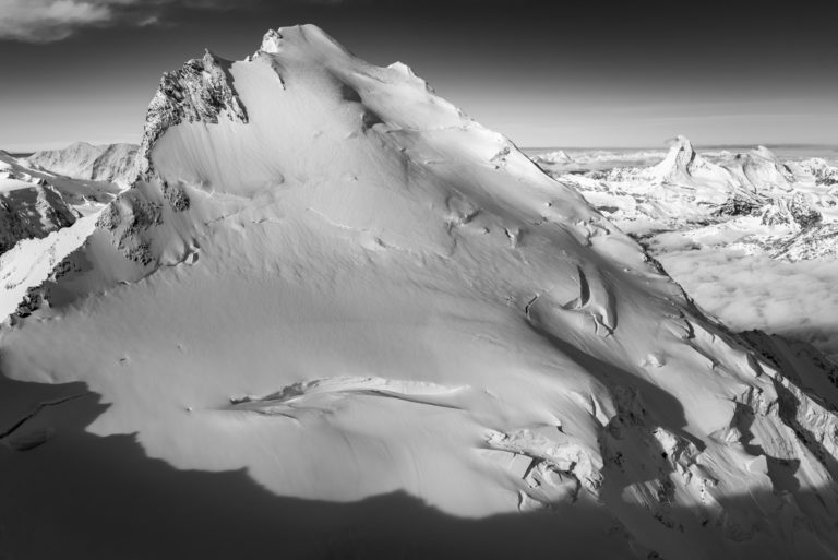 Foto Gletscher Berg schwarz und weiß - Foto vom Cervin - Foto vom Dom höchster Schweizer Gipfel - Berg und Schnee