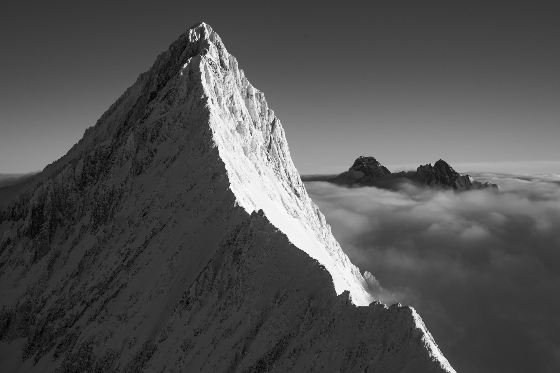 Foto Finsteraarhorn Berner Alpen - Wolkenmeer - schneebedeckter Berg schwarz-weiss - Schweizer Hochgebirgslandschaft