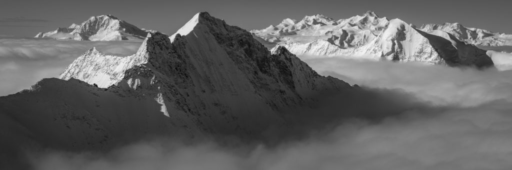 panorama des alpes depuis les alpes bernoises - photo montagne noir et blanc