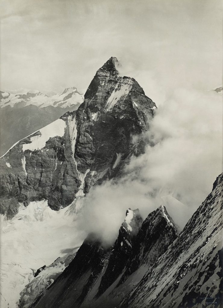 Vittorio Sella, Cervin, près du sommet de la dent d’Hérens, 1885, 40 x 30 cm, collection particulière.