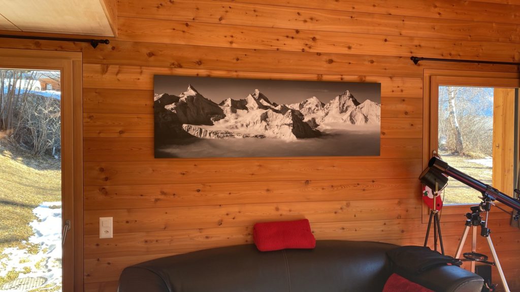 großformatiges Bergfoto Holzchalet Wallis