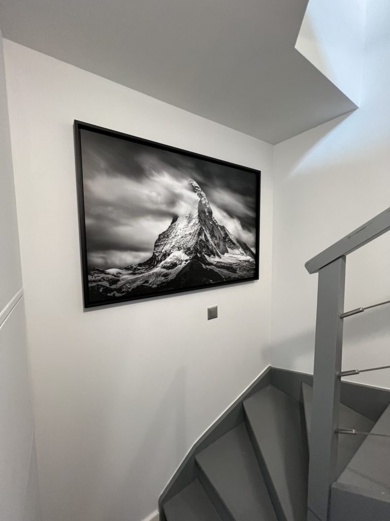 décoration escalier - décoration murale noir et blanc - photo montagnes noir et blanc