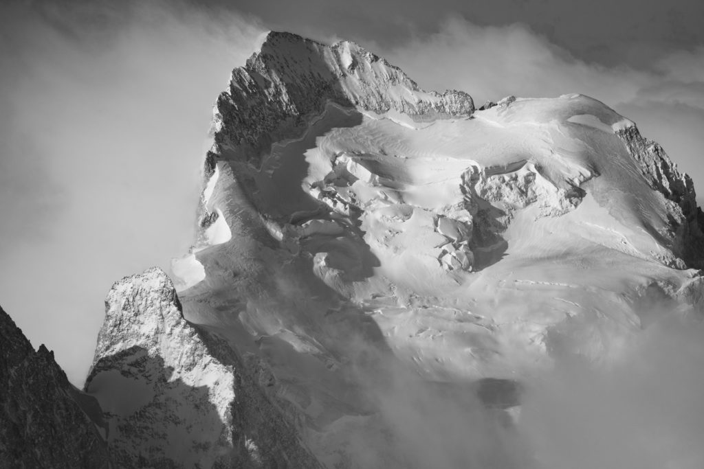 photo montagne noir et blanc massif des Ecrins - barre des Ecrins - sommet 4000m facile