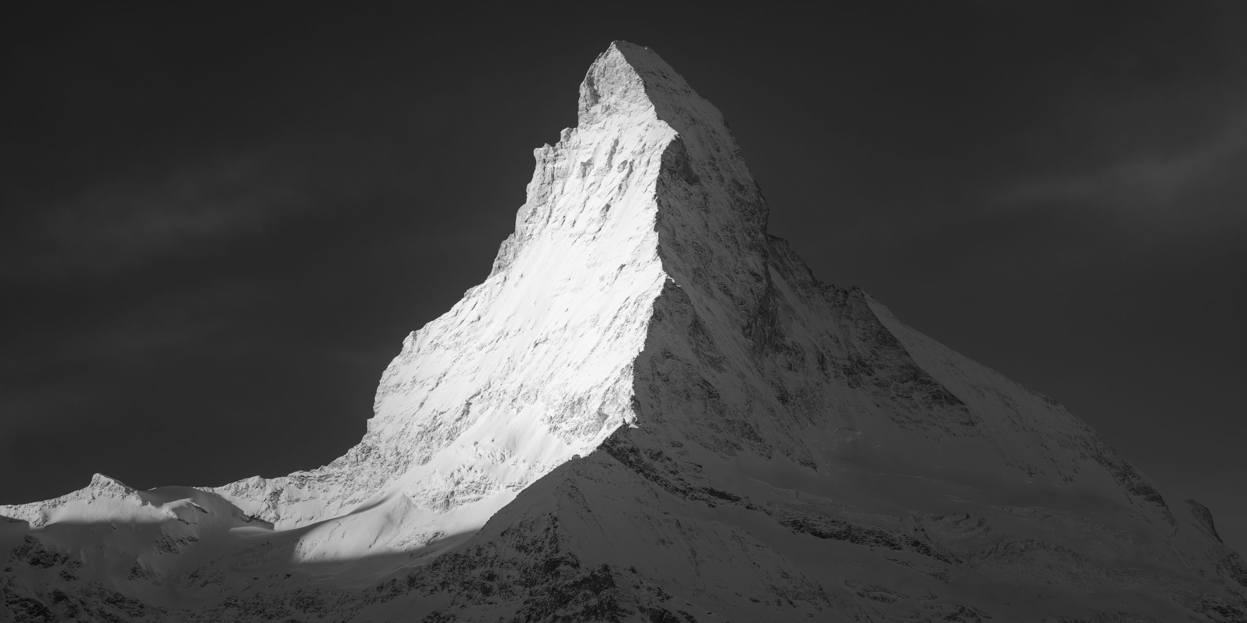 panorama lever de soleil sur le cervin - photo noir et blanc montagne enneigée