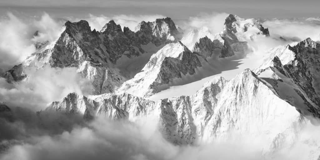 Photographie panoramique du Massif des Ecrins - photo montagne noir et blanc