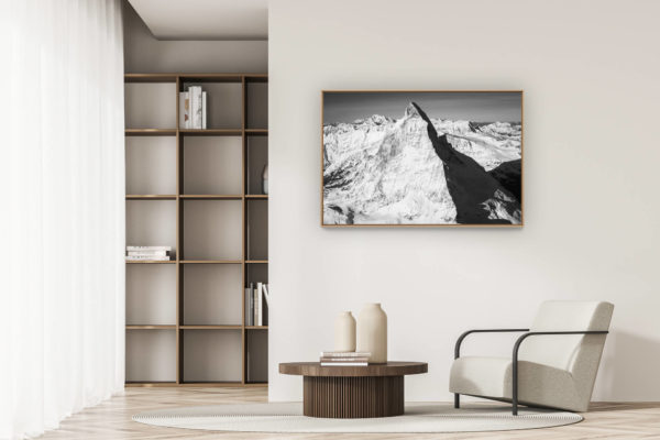 moderne Wohnungsdekoration - art deco design - Matterhorn Ostseite - Schwarz-Weiss-Foto von The Matterhorn und dem sonnigen Berg - Schweizer Hornli-Rand
