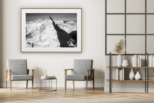 décoration intérieur moderne avec photo de montagne noir et blanc grand format - Cervin face est - photo noir et blanc du mont Cervin et de la montagne ensoleillée - arrête suisse du Hornli
